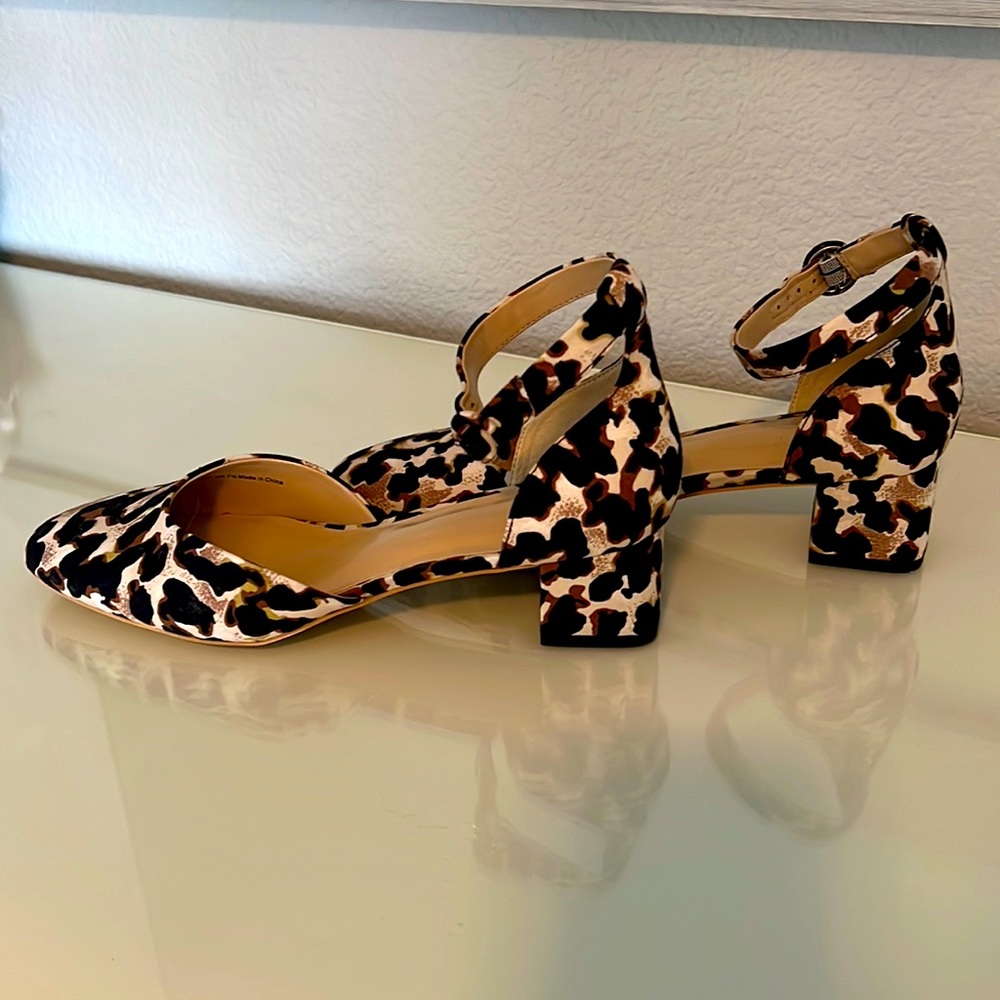 NWT CAbi #6020 Kiki Leopard Print Block Heels Size 9.